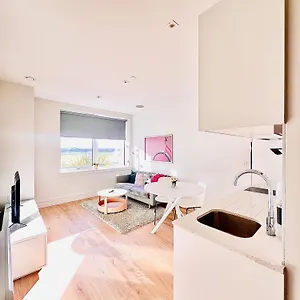 Luxx & Suites, London Heathrow Airport, Terminal 4, Piccadilly Underground Train Station Nearby! Apartment