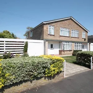 Nicely Decorated 3 Bedroom House Near Heathrow, London Holiday home